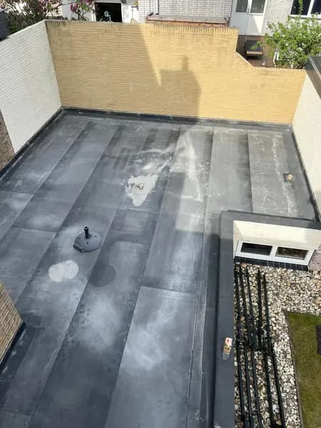 Na het werk: dakterras met nieuwe dakbedekking en ontluchting tussen de muren