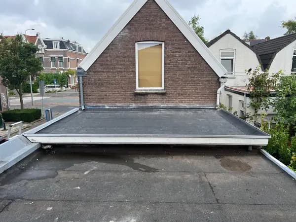 Na het werk: nieuwe dakbedekking op het platte dak voor de puntgevel