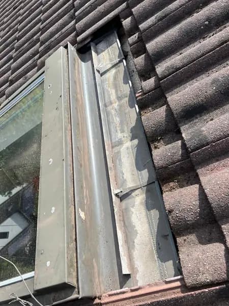 Na het werk: schoongemaakte en opnieuw afgewerkte aansluiting langs het dakraam