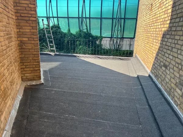 Na het werk: dakterras volledig voorzien van nieuwe donkergrijze dakbedekking, Dordrecht