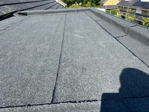 Na het werk: plat dak volledig voorzien van nieuwe grijze dakbedekking, Hendrik-Ido-Ambacht